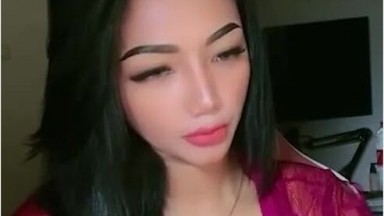 Bokep Indo Tante Kebaya Merah Belahan Toket Mulus