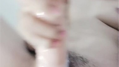 Cewek Kacamata Keenakan Colok Dildo Pink Nikmat