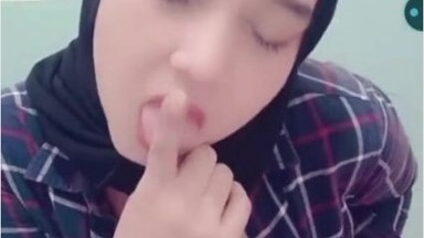 Bokep Jilbab - Kiki Hijab remas tetek Live Show