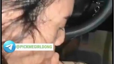 Malam Minggu Minta Pacarku Nyepong di Mobil Crot Mulut